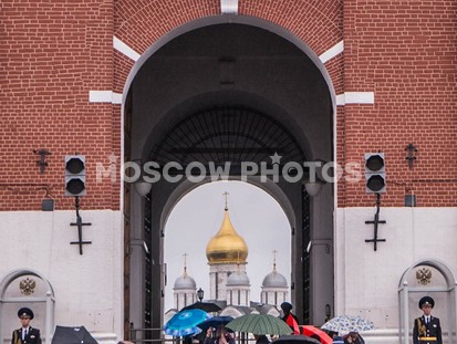 Ворота Спасской башни в дождь - фото №183